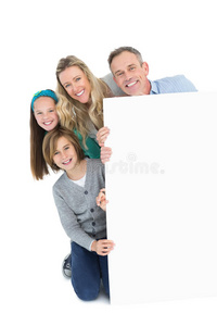 可爱的家庭微笑着拿着海报