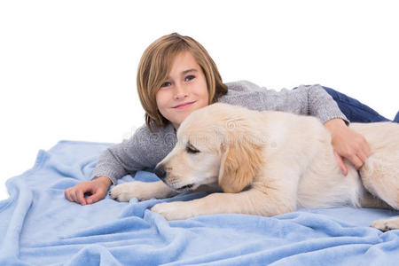 孩子他的狗躺在毯子上