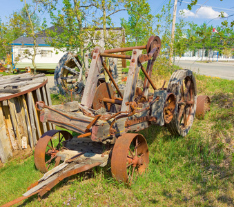 一辆古董车在加拿大北部的一个户外博物馆展出