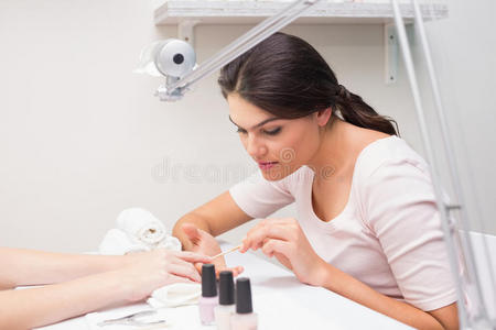 美甲技师给客户修指甲照片