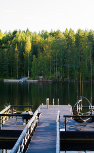 夏天湖上的码头或码头。 森林，芬兰