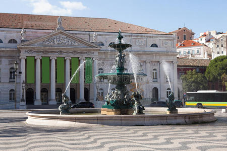 罗西奥广场剧院外的喷泉纪念碑