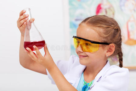 实验室 玻璃杯 学习 化学家 发现 教室 测量 女孩 乐趣