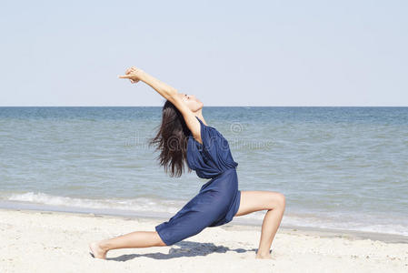 天空 美女 连衣裙 运动 和平 能量 冥想 自然 女孩 放松