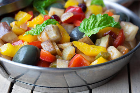 用切碎的炒茄子做的熟蔬菜沙拉。 传统的西西里菜。
