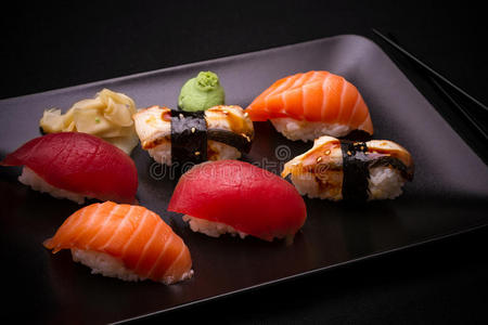 鳗鱼，鲑鱼和金枪鱼寿司用筷子