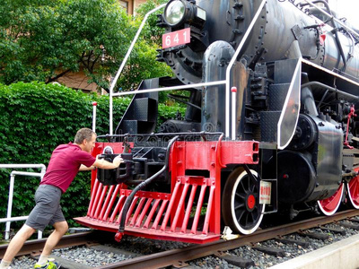 推着模型火车的人 照片