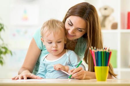 绘画 家庭 小孩 男孩 宝贝 妈妈 闲暇 照顾 纸张 母亲