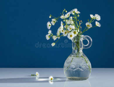 花瓶里的一束野花