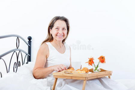 女人 卧室 退休 桌子 微笑 早晨 肖像 老年人 唤醒 果汁