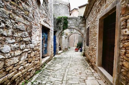 克罗地亚伊斯特里亚的一个古老村庄里的拱形中世纪街道