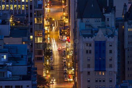 夜晚繁忙的城市街道