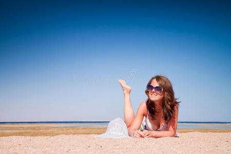 微笑 漂亮的 太阳 日光浴 女人 海洋 海滩 旅行 闲暇
