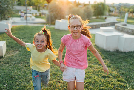可爱的 公园 家庭 美丽的 女孩 童年 友谊 粉红色 衣服