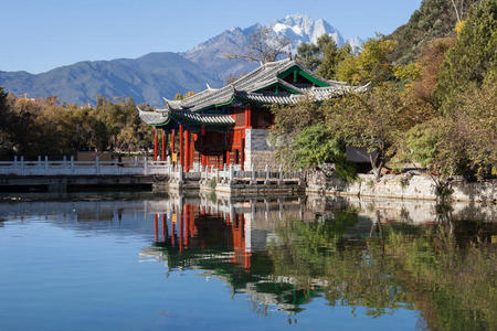 云南丽江黑龙潭玉龙雪山，