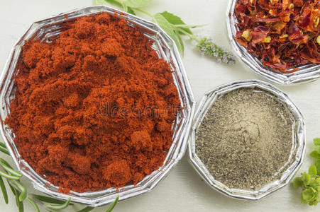 把红色辣椒和胡椒放在一个木制的塔布上闪闪发光的碗里
