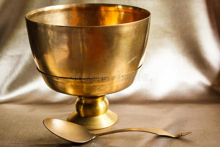 古董黄铜碗和钢包，静物艺术摄影在文特