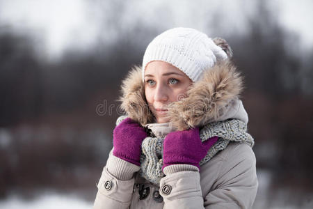 美丽的冬天女人玩雪。 阳光明媚