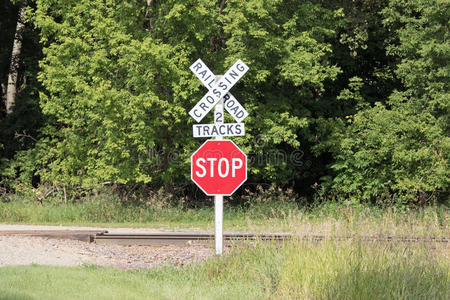 铁路路口停车标志图片