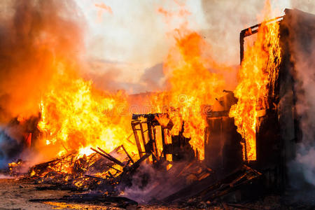 着火房子着火的房子照片