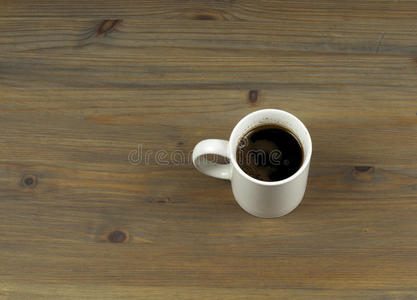 木制桌子背景上的咖啡杯