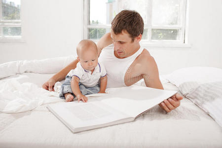 爸爸和宝贝一起看书