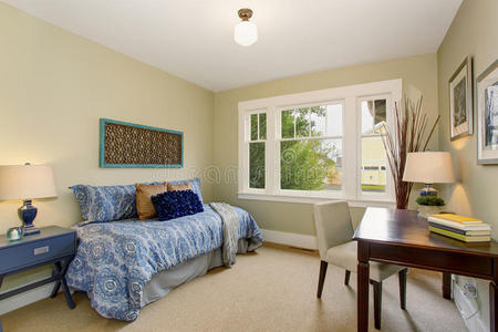 舒适的家庭办公室或带蓝床的探索室。