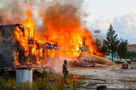 建筑着火图片-建筑着火素材-建筑着火插画-摄图新视界