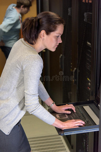 女网络工程师在数据服务器
