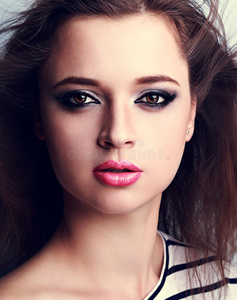 美丽的化妆女人用粉红色的口红和烟熏的眼睛化妆