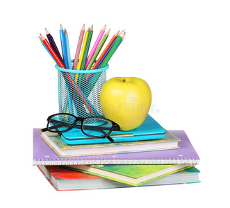 回到学校。苹果彩色铅笔和眼镜