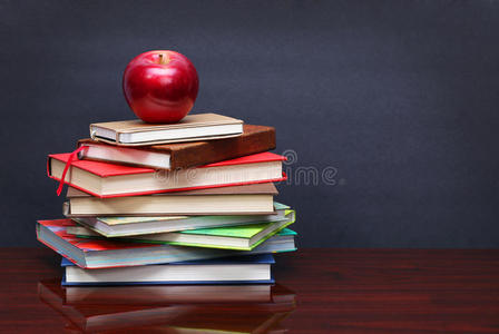 教育 苹果 后面 教材 桌子 学习 老师 黑板 书桌 研究