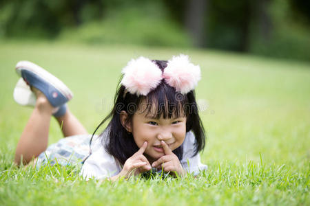 漂亮的 草地 自然 气泡 公园 女孩 幸福 领域 小孩 面对
