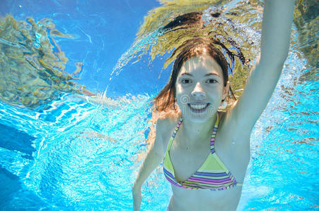 孩子在水下游泳池游泳，女孩在水里玩得很开心