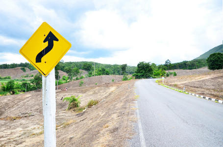 带有标志的乡村道路