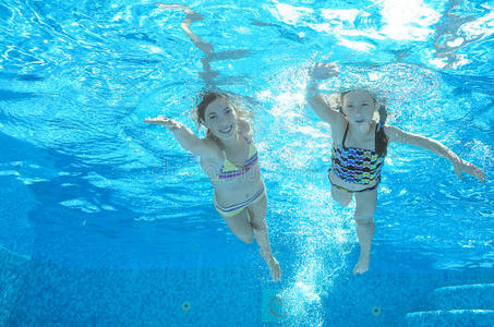 孩子们在水下游泳，女孩们在水里玩得很开心