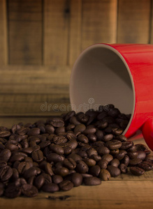 咖啡豆和红杯放在木桌上，概念过滤器