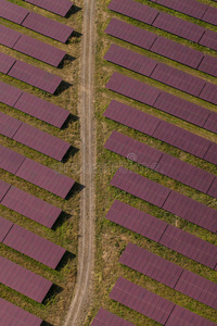 太阳能发电厂的鸟瞰图