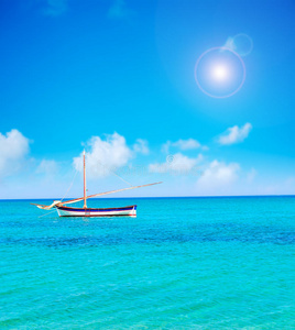 孤舟在海上照片