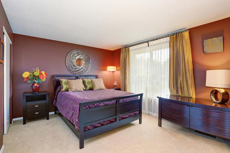 优雅的卧室内部紫色和红色色调。