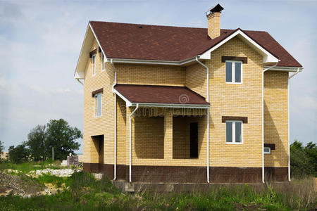 小屋已经用黄砖建造了