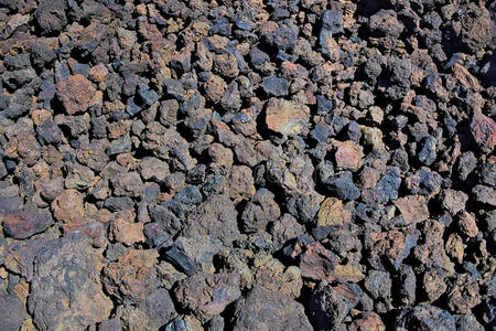 火山现场烧焦的蓝色紫色和红色石头的背景。