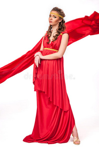 美丽的年轻女性穿着红色连衣裙，古色古香