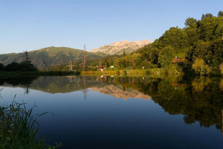 场景 美丽的 池塘 阿尔卑斯山 岩石 早晨 反射 落基山脉