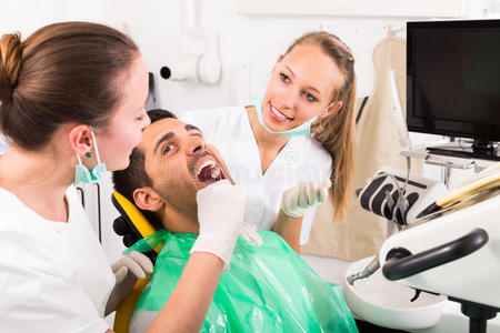 牙医在诊所检查病人
