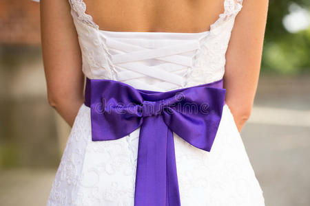 漂亮的新娘婚纱和蝴蝶结。