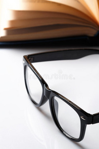 眼镜和书