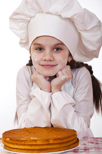 烹饪和人们的概念微笑的小女孩戴着厨师帽