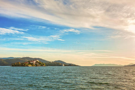 美丽的日落在海上，在背景