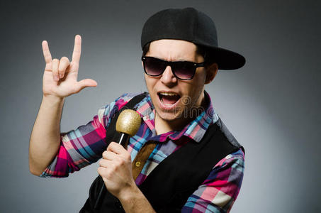 有趣的人在卡拉ok唱歌照片